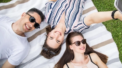 Ein wichtiger Faktor für funktionierende Freundschaften sind persönliche Begegnungen und Gespräche. (Foto: Christin Klose/dpa-tmn)