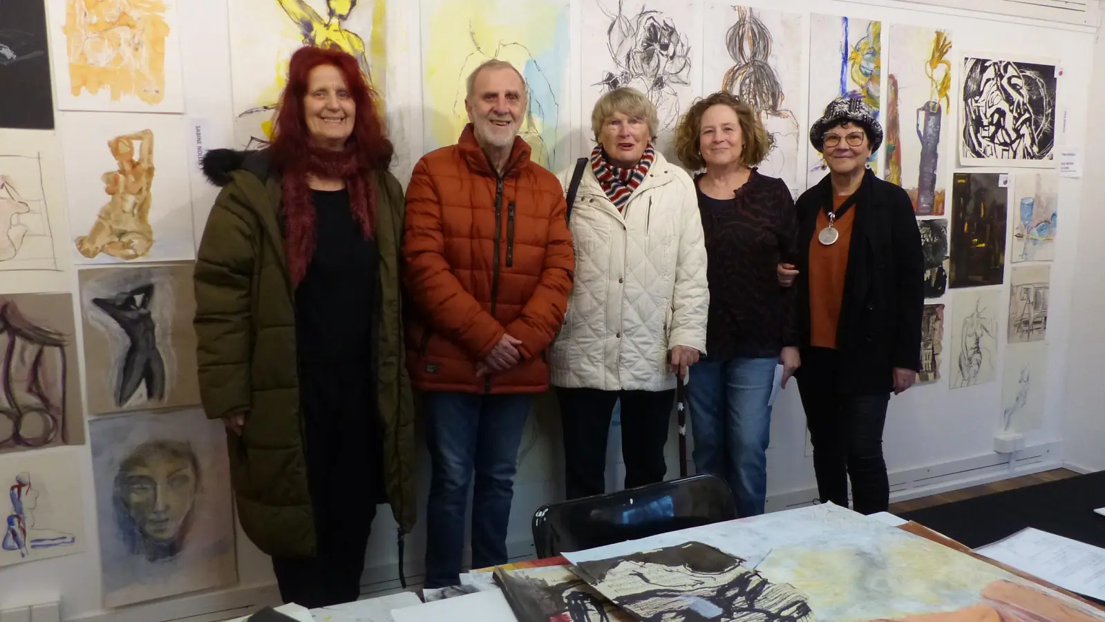 Unter dem Motto „Papier“ zeigt die Dinkelsbühler Künstlergruppe Art+Farbe derzeit Werke im Alten Bauhof. Beteiligt sind (von links) Tina Bönsch, Detlev Etteldorf, Ingrid Hennig, Martina Simon und Birgit Huber. Nicht mit auf dem Bild ist Sabine Nollek, die während des Termins der Vernissage verhindert war. (Foto: Uwe Hahn)