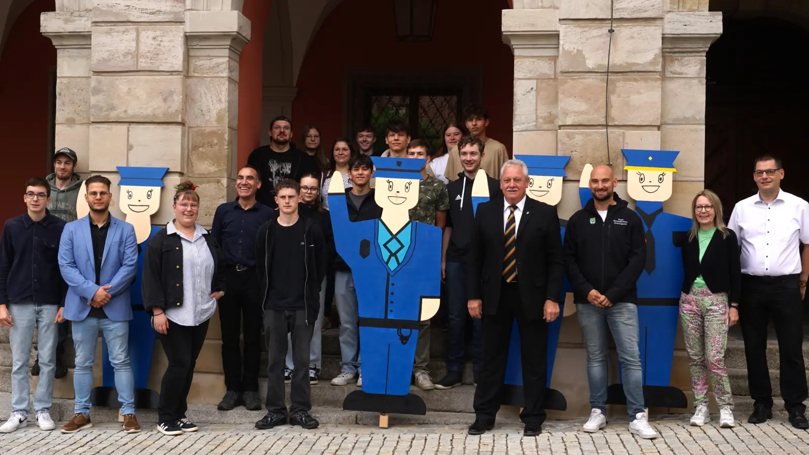 Die Berufsschul-Klasse übergab ihre selbst erstellten Holz-Polizisten an die Stadt. (Foto: Linda Maatz)