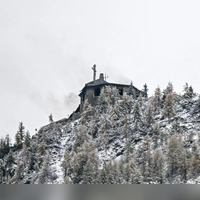 Am Morgen brannte es noch im Kehlsteinhaus.  (Foto: Jason Tschepljakow/dpa)
