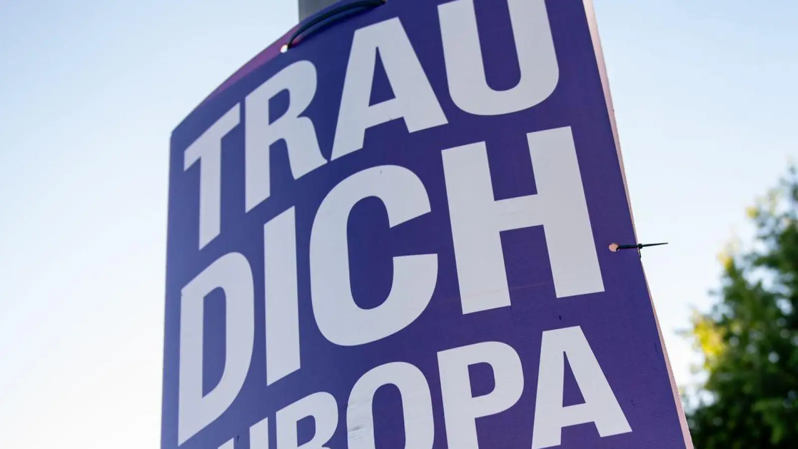 „Trau dich Europa“: Ein Wahlplakat der Partei „Volt“. (Foto: Fabian Sommer/dpa)