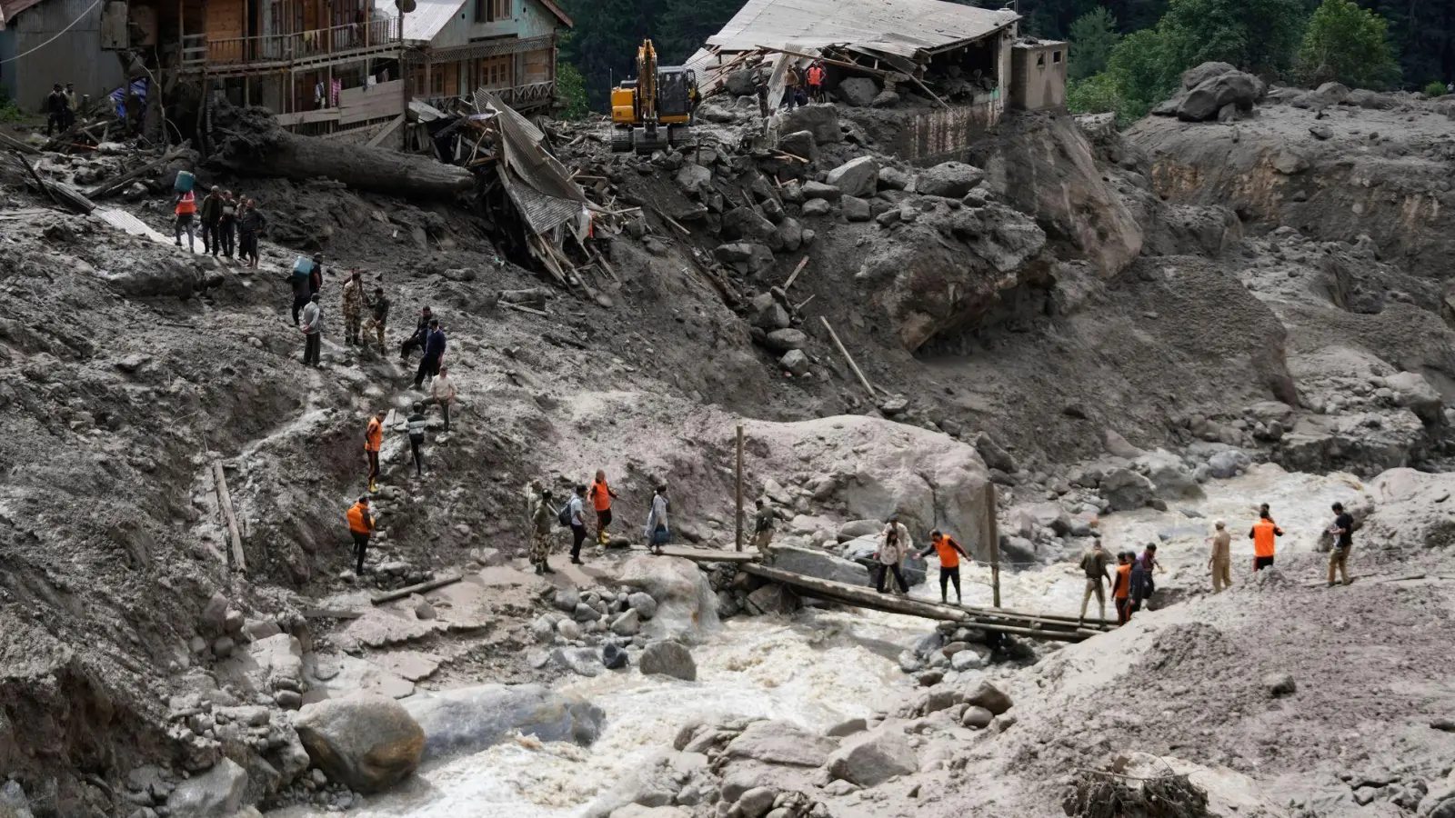 Die Wassermassen überraschten Pilger beim Essen. Mindestens 65 Menschen sind in Kaschmir bei einer Sturzflut gestorben.  (Foto: Channi Anand/AP/dpa)