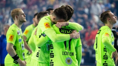 Die Füchse-Spieler waren nach der Final-Niederlage gegen den FC Barcelona enttäuscht. (Foto: Marius Becker/dpa)