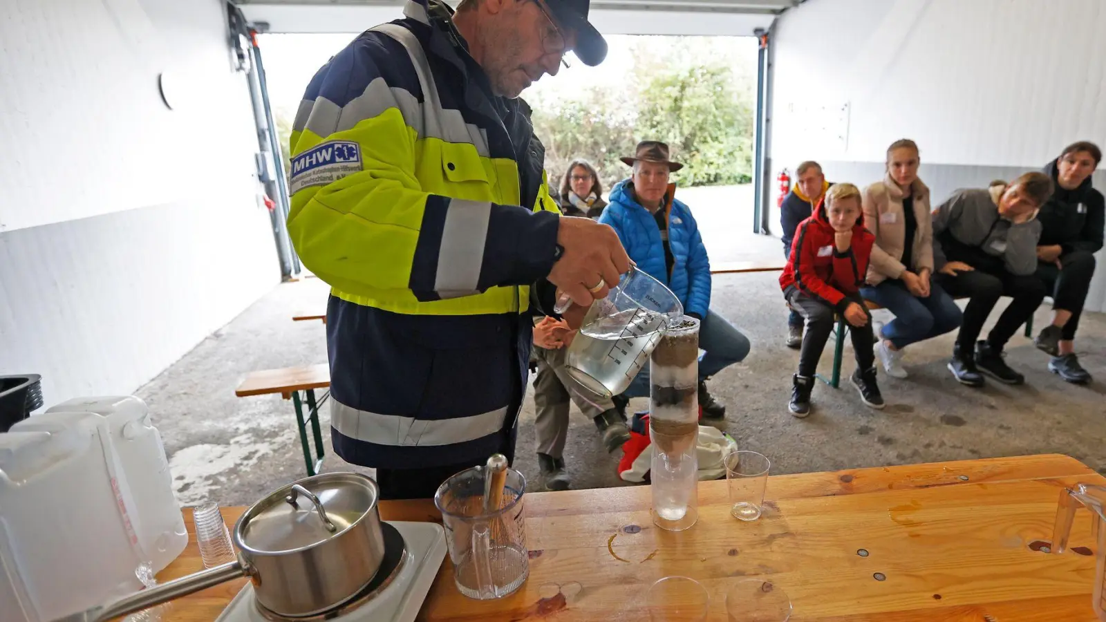 Kenntnisse für einfache Selbsthilfe-Tricks können über Krisenzeiten helfen. (Archivfoto) (Foto: Uwe Lein/dpa)