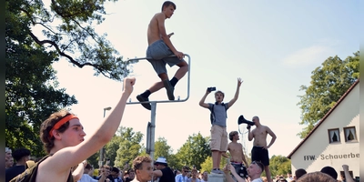 4000 Menschen versammelten sich am Samstag im Gemeindegebiet von Emskirchen, um zum ehemaligen Wohnort des „Drachenlords” zu pilgern – und skandierten Sprüche wie „Wir sind mehr” in Richtung Polizei. (Foto: Johannes Zimmermann)