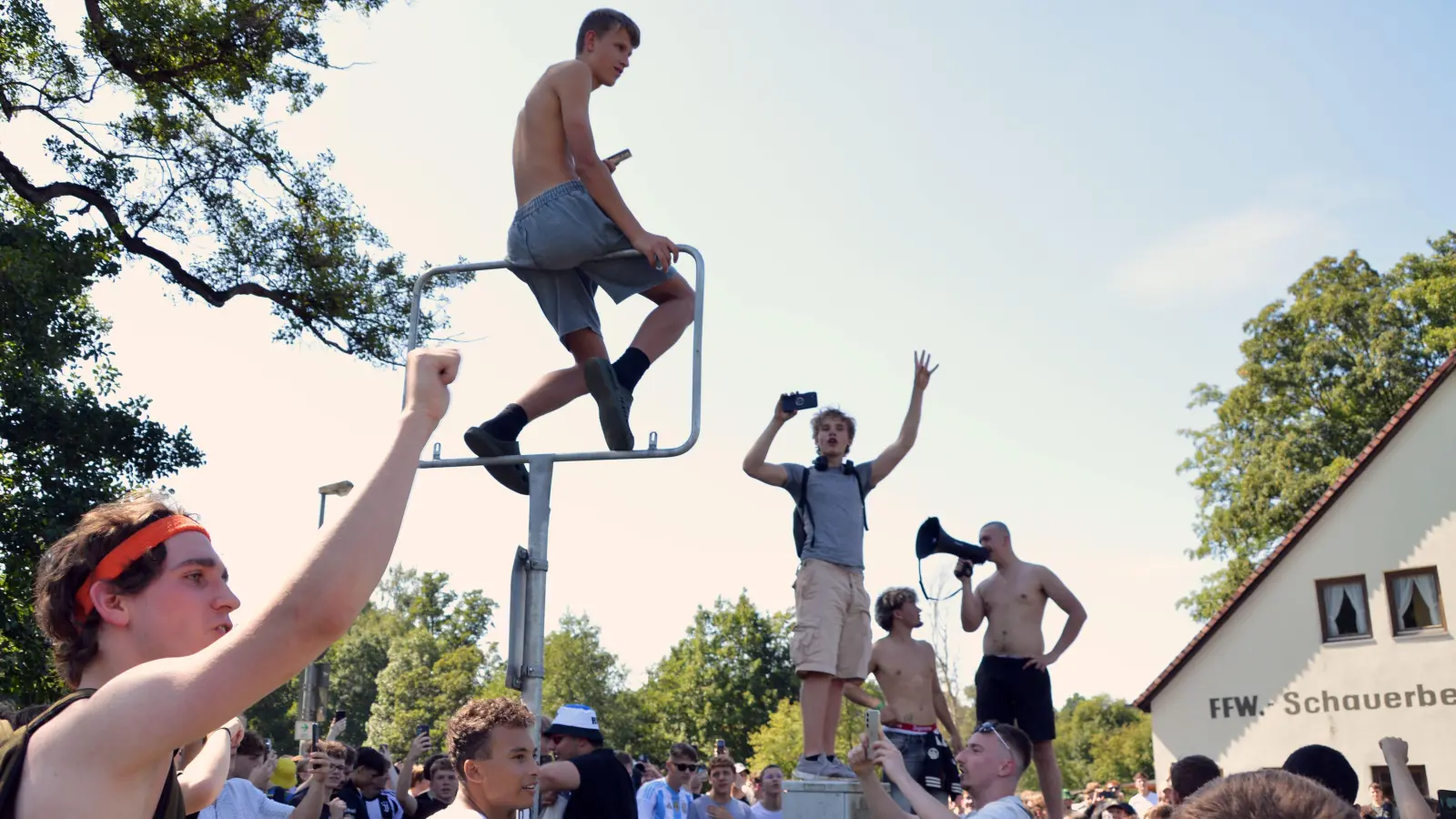 4000 Menschen versammelten sich am Samstag im Gemeindegebiet von Emskirchen, um zum ehemaligen Wohnort des „Drachenlords” zu pilgern – und skandierten Sprüche wie „Wir sind mehr” in Richtung Polizei. (Foto: Johannes Zimmermann)