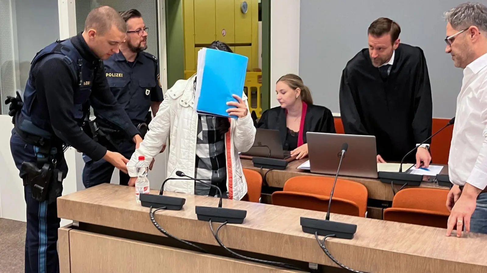 Ursprünglich hatte die Angeklagte sich äußern wollen. (Foto: Britta Schultejans/dpa)