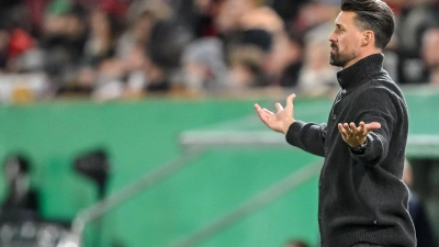 Was nun, Herr Wagner? Augsburgs Trainer steht auch im DFB-Pokal mit leeren Händen da. (Foto: Harry Langer/dpa)