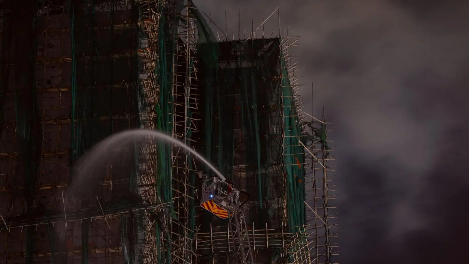 Die Löscharbeiten konnten am Vormittag eingestellt werden. (Foto: Ng Han Guan/AP/dpa)