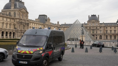 Die Polizei meldet nach dem Raubüberfall auf den Louvre einen Fahndungserfolg. (Archivbild) (Foto: Thibault Camus/AP/dpa)
