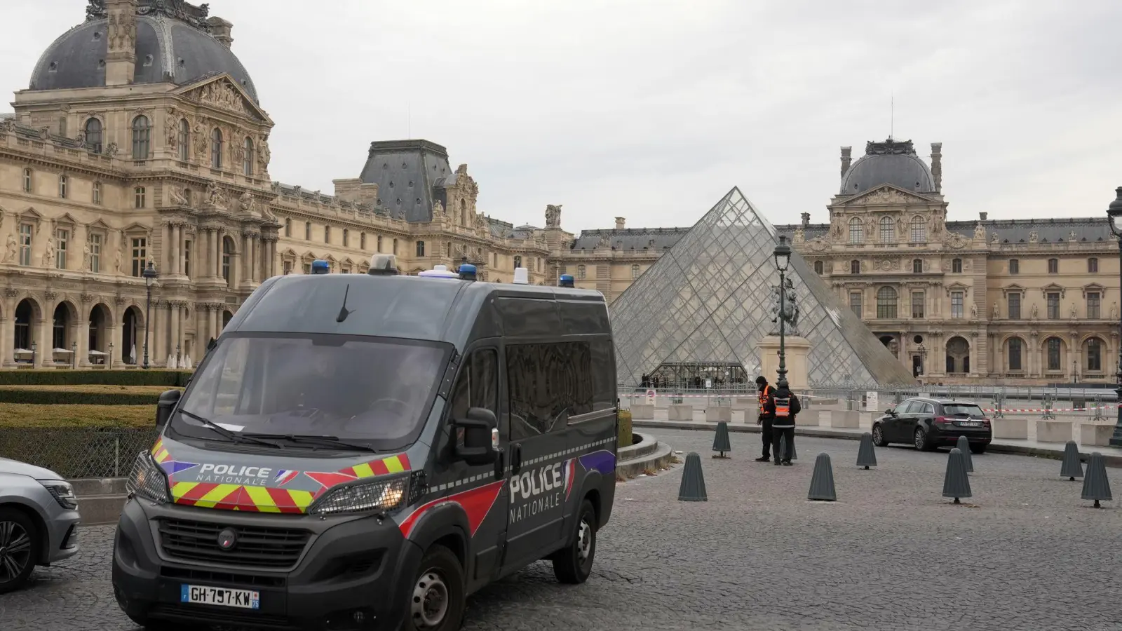 Die Polizei meldet nach dem Raubüberfall auf den Louvre einen Fahndungserfolg. (Archivbild) (Foto: Thibault Camus/AP/dpa)