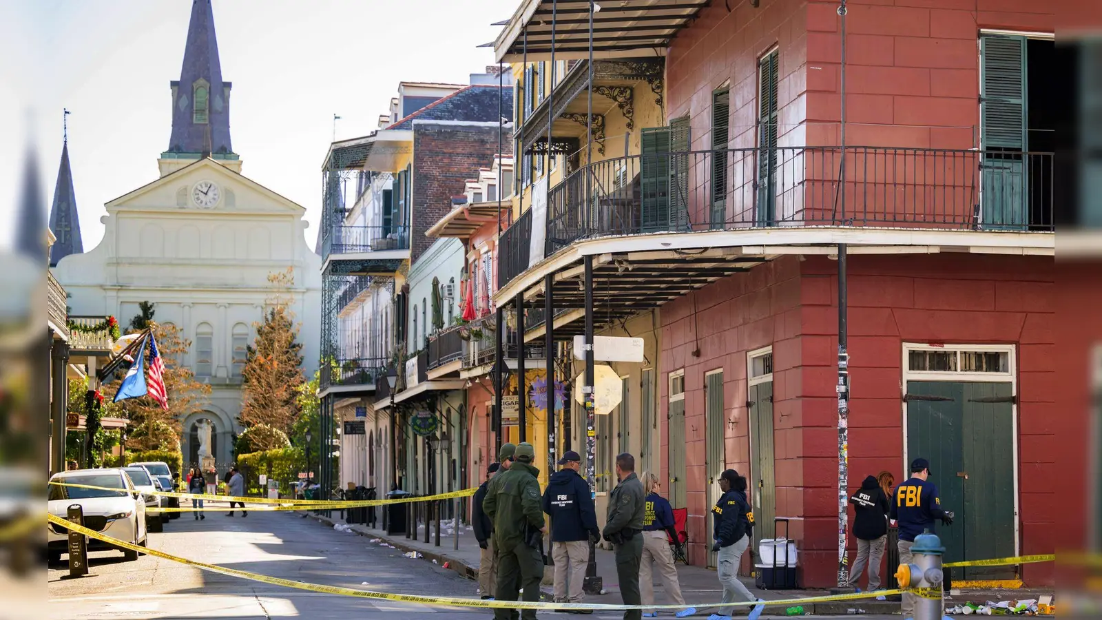 Ein Auto ist in New Orleans in eine Menschenmenge gerast - zehn Menschen starben. (Foto: Matthew Hinton/AP/dpa)