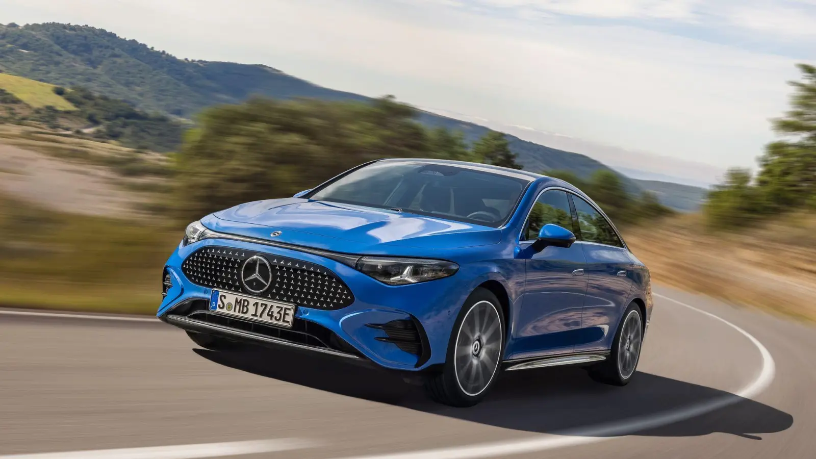 Coupé-Limousine: Beim neuen CLA gibt es zum ersten Mal seit den 1930er-Jahren wieder einen „Frunk“. (Foto: Mercedes-Benz AG/dpa-tmn)