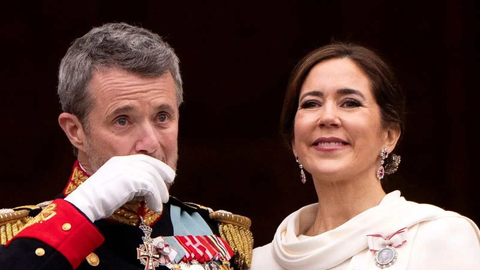 Ein großer emotionaler Moment: König Frederik X. und Königin Mary auf dem Balkon des Schlosses Christiansborg. (Foto: Bo Amstrup/Ritzau Scanpix Foto/AP/dpa)