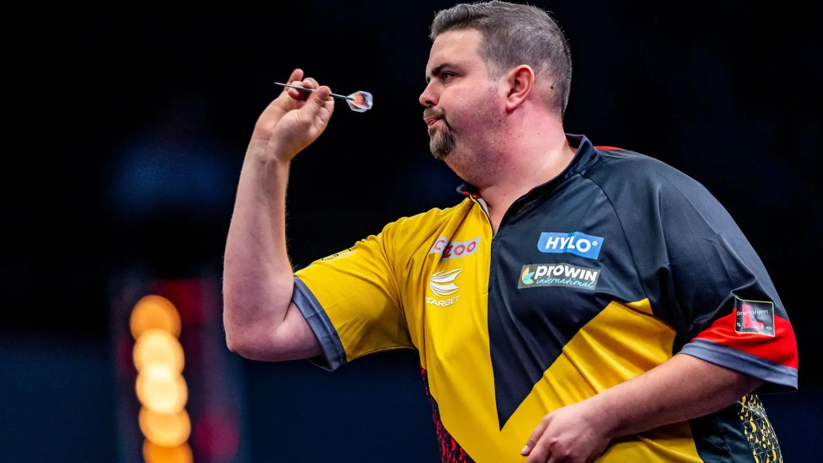 Bei der Darts-EM in Dortmund früh ausgeschieden: Gabriel Clemens. (Foto: David Inderlied/dpa)