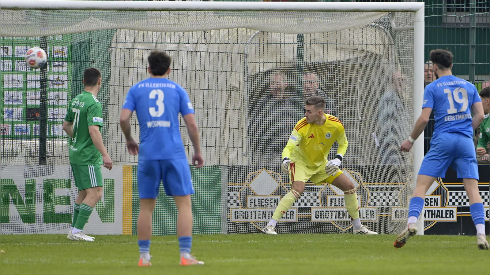 Das 0:1: Torwart Heiko Schiefer kann dem Ball nur hinterherschauen. (Foto: Martin Rügner)