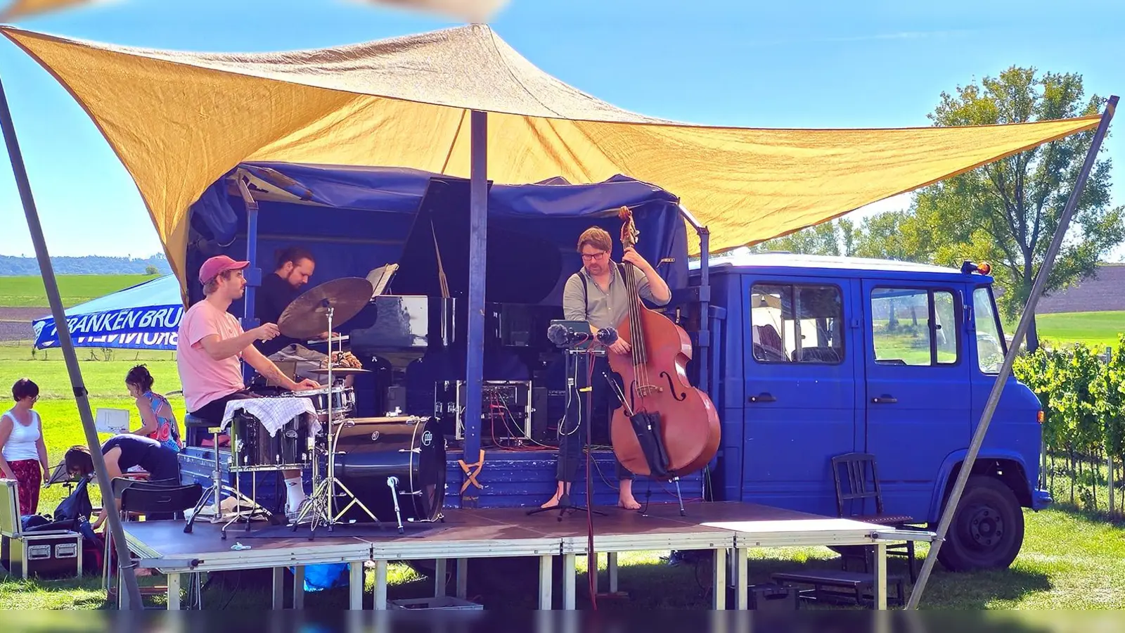 Maximilian Autsch am Schlagzeug, Nikolaus Jira am Klavier und Sebastian Klose am Kontrabass (von links) begeisterten zwischen Rebstöcken und moderner Vinothek in Ipsheim. (Foto: Nicole Paskow)