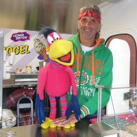 Joschi heißt die Puppe, die Peter Marschs Eis-Stand den Namen gegeben hat und der der Hobby-Bauchredner seine Stimme leiht. (Foto: Winfried Vennemann)