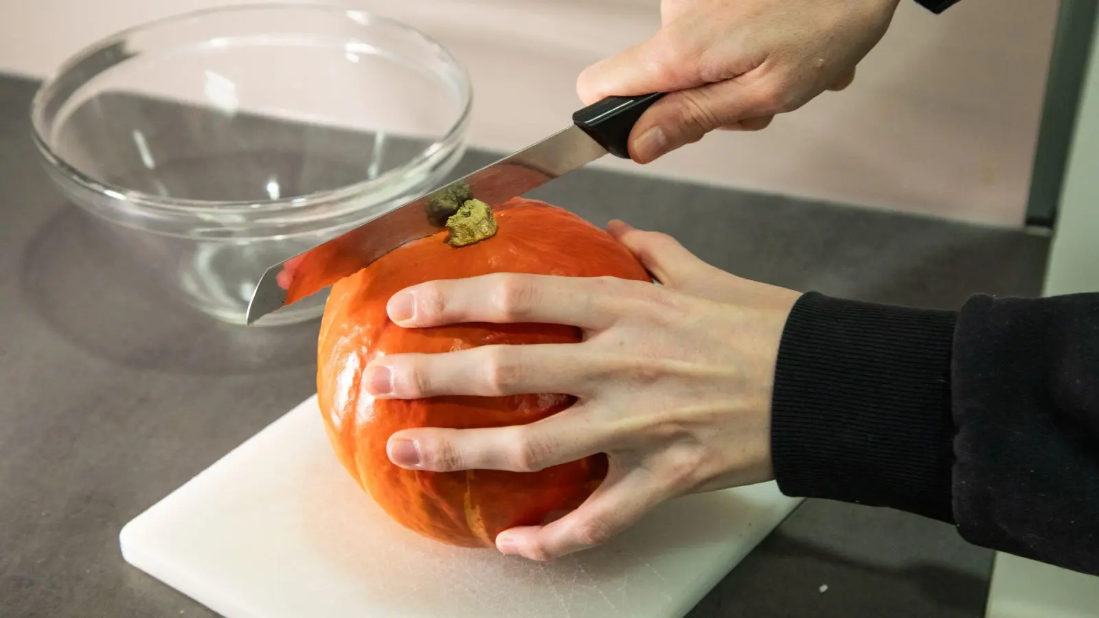 Der Kürbis ist zu hart und lässt sich nicht schneiden? Dann ab damit in die Mikrowelle. (Foto: Christin Klose/dpa-tmn)