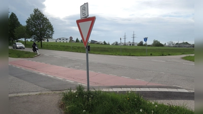 Wer von Aichenzell in die Schopflocher Straße einfahren will, hat die Vorfahrt zu beachten. Über dem Schild weist eine zusätzliche Tafel auf den Radweg hin. Nun werden hier weitere Schilder aufgestellt, um auch die Fahrradfahrer auf Gefahren an dieser Stelle hinzuweisen. Umstritten ist in diesem Zusammenhang die diagonal über den Radweg verlaufende Wasserrinne (vorne rechts). (Foto: Peter Zumach)