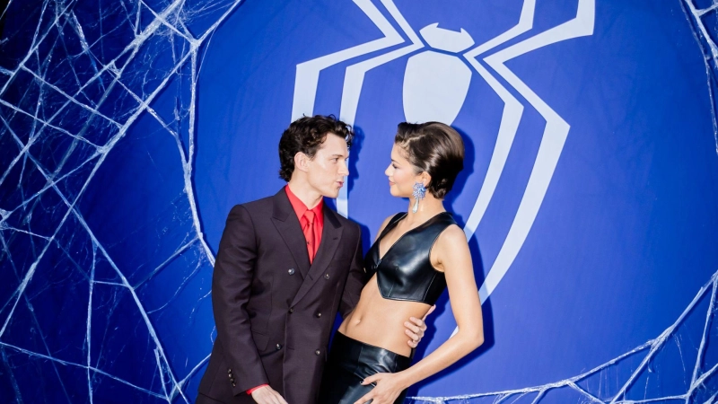 Tom Holland und Zendaya zeigten sich vor Tausenden Fans in Berlin. (Foto: Christoph Soeder/dpa)