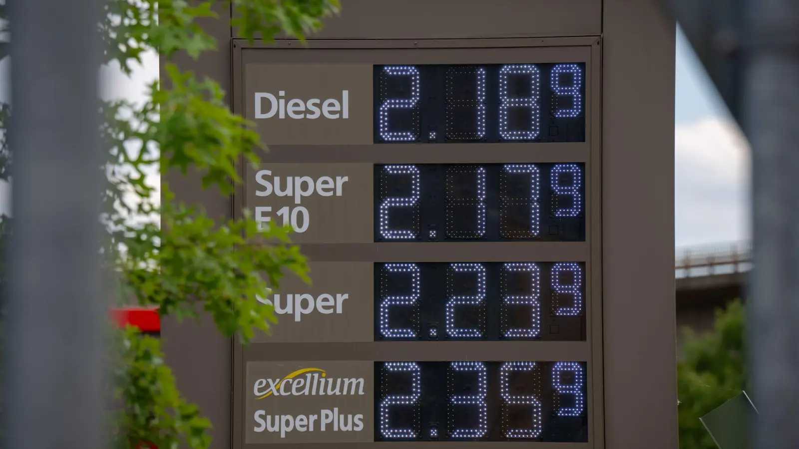 Tanken wird derzeit von Tag zu Tag teurer. (Archivbild) (Foto: Harald Tittel/dpa)