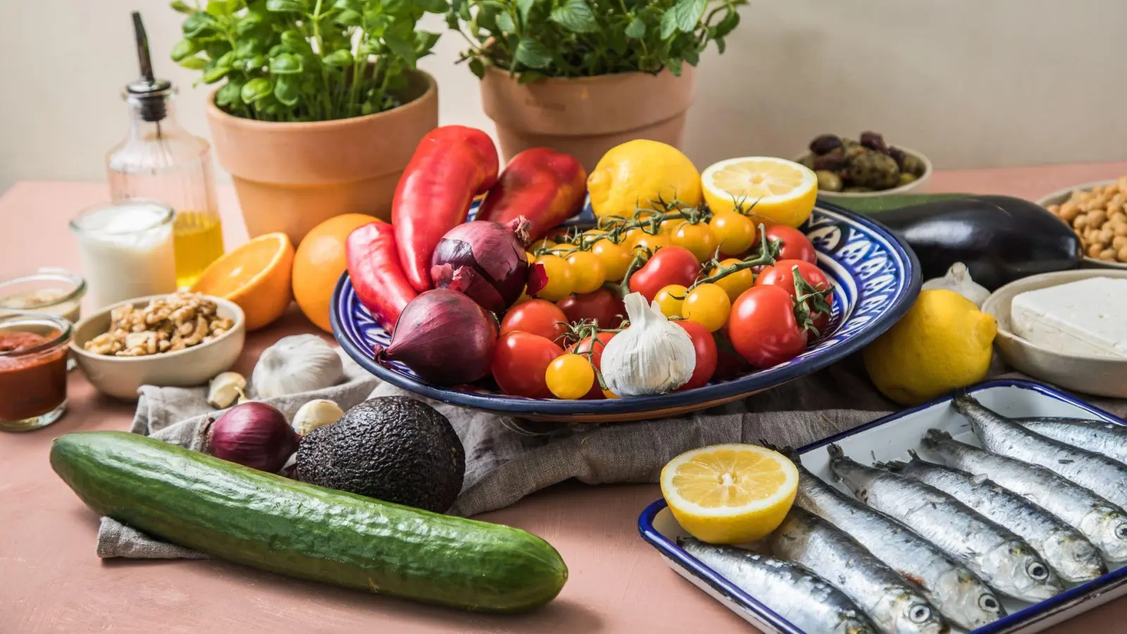 Von A wie Avocado bis Z wie Zitrone: Wer auf eine Vielfalt an frischem Obst und Gemüse setzt, macht in Sachen Ernährung viel richtig.  (Foto: Christin Klose/dpa-tmn)