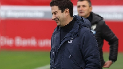 Harte Schlappe für 1860-Trainer Argirios Giannikis. (Foto: Karl-Josef Hildenbrand/dpa)