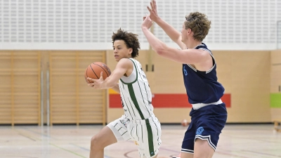 Der 16-jährige Nino Fernandez (hier im Spiel gegen Haching, rechts Daniel Riedrich) zeigte für Neustadt eine gute Leistung gegen Vilsbiburg. (Foto: Martin Rügner)