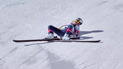 Nach ihrem Sturz blieb Vonn zunächst liegen und schrie vor Schmerzen. (Foto: Uncredited/Olympic Broadcasting Services via AP/dpa)
