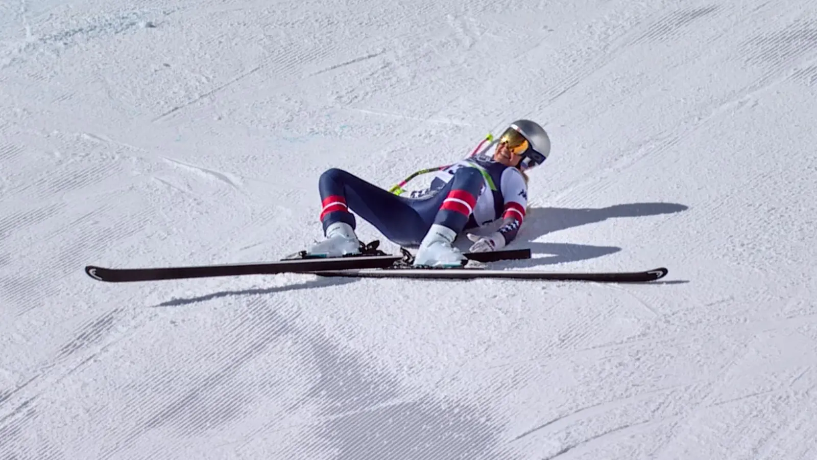 Nach ihrem Sturz blieb Vonn zunächst liegen und schrie vor Schmerzen. (Foto: Uncredited/Olympic Broadcasting Services via AP/dpa)