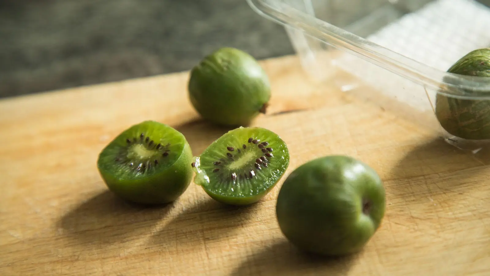 Kiwibeeren sind eng mit Kiwis verwandt und können roh gegessen oder in Obstsalaten, Smoothies und anderen Gerichten verwendet werden. (Foto: Christin Klose/dpa-tmn)