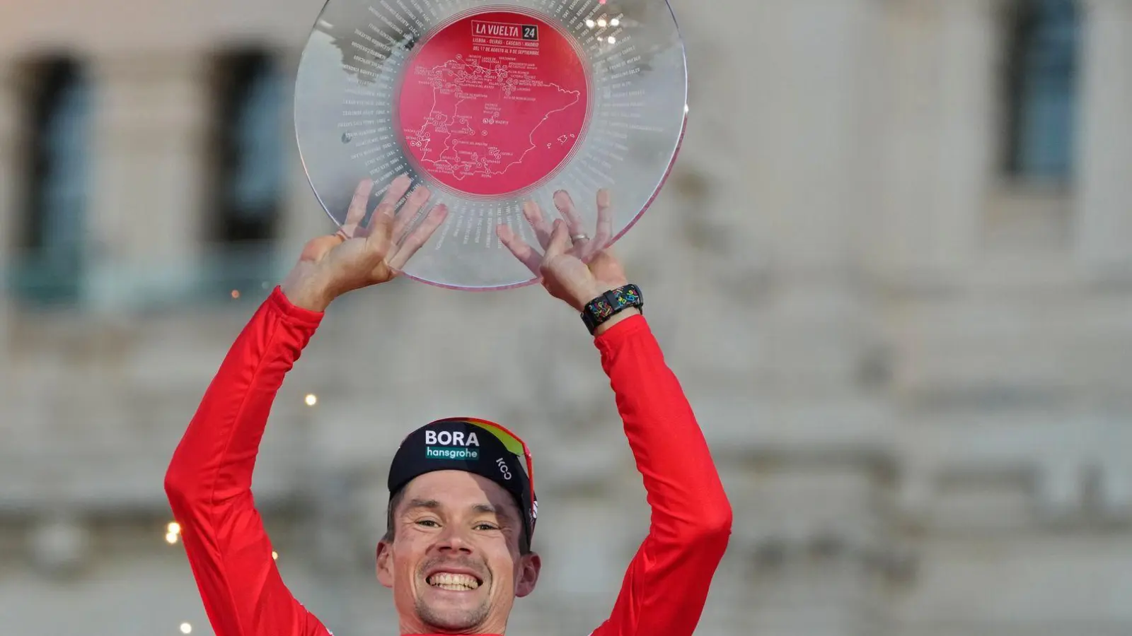 Primoz Roglic jubelt im Roten Trikot des Gesamtführenden bei der Vuelta. (Foto: Paul White/AP/dpa)