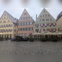 Zwischen der Außengastronomie finden sich am Weinmarkt Parkplätze, die gebührenpflichtig sind, auch für Anwohnende. Diese Regelung zu ändern, fand keine Mehrheit im Bauausschuss. (Foto: Friedrich Zinnecker)