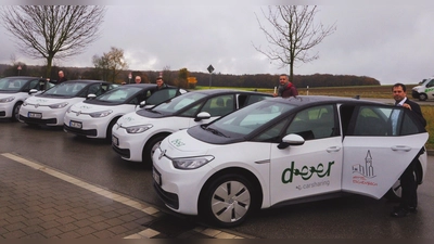 Fünf der E-Autos präsentierten die Allianzbürgermeister in der Altmühl-Mönchswald-Region in Weidenbach. (Foto: Jonas Volland)