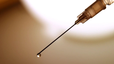 Impfen statt ärgern: Hepatitis-Viren sind in vielen Reiseländern ein Risiko – mit Impfung und Hygiene lässt sich viel abfangen. (Foto: Karl-Josef Hildenbrand/dpa/dpa-tmn)