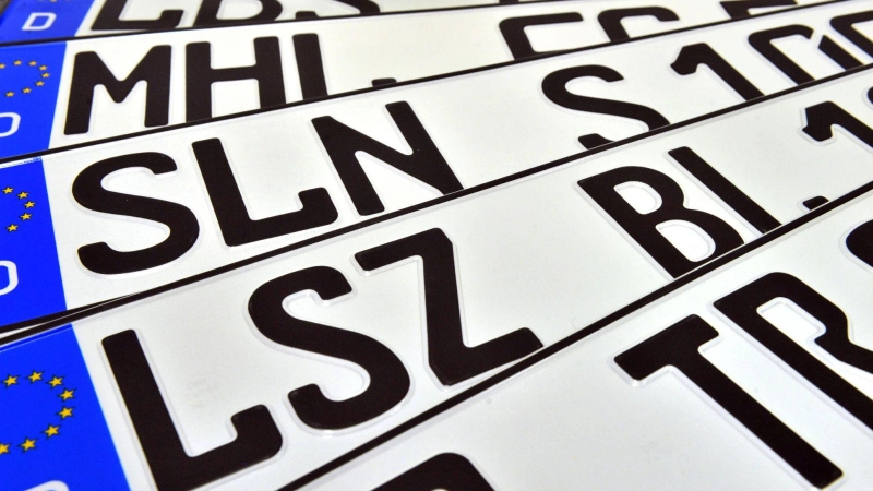 Wegen Urkundenfälschung muss sich ein Autokäufer verantworten, der zur Überführung eines Wagens einfach alte Kennzeichen verwendete. (Symbolbild: Martin Schutt/dpa)