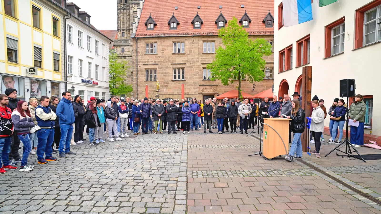 Die Schüler des Gymnasium Carolinum und der Robert-Limpert-Berufsschule gestalteten die Gedenkfeier mit. (Foto: Anna Beigel)