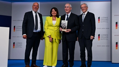 Theo Waigel (2.v.r) war sichtlich erfreut über die Auszeichnung mit dem Freiheitspreis der Medien auf dem Ludwig-Erhard-Gipfel.  (Foto: Sven Hoppe/dpa)