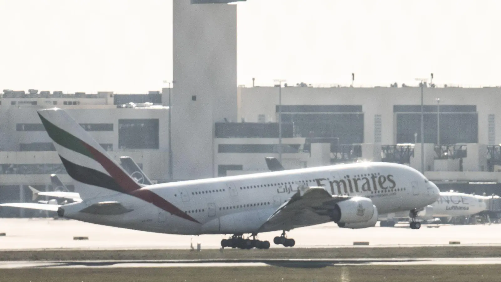 Der Airbus A-380 landete am Dienstag um kurz nach 13.30 Uhr in Frankfurt. (Foto: Boris Roessler/dpa)