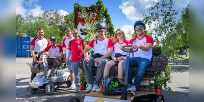 Am Festumzug in Schillingsfürst nehmen am Sonntag verschiedene Gruppen teil – durchaus mit skurrilen Gefährten. (Foto: René Chlopotowski)