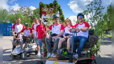 Am Festumzug in Schillingsfürst nehmen am Sonntag verschiedene Gruppen teil – durchaus mit skurrilen Gefährten. (Foto: René Chlopotowski)