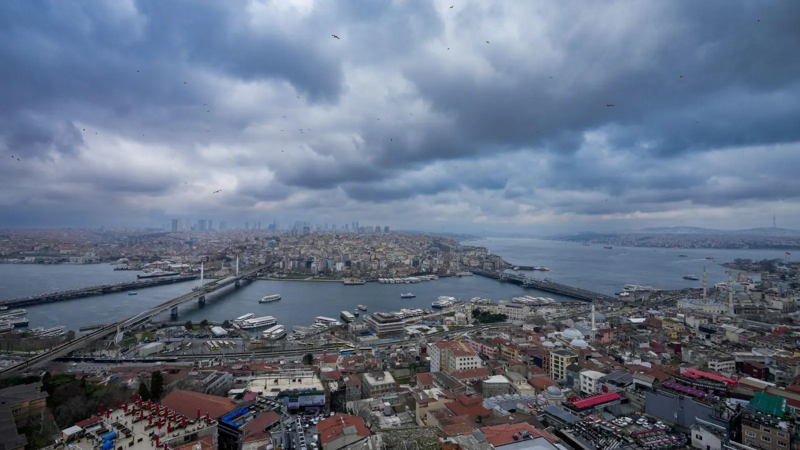 Das Erdbeben schreckte die Menschen in Istanbul auf. (Symbolbild) (Foto: Emrah Gurel/AP/dpa)