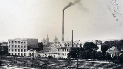 Die Gleisanlagen des Ansbacher Bahnhofes zu Beginn des 20. Jahrhunderts. Hinter den Gleisen ist die Firma Oechsler mit ihrem hohen Schlot zu sehen. (Repro: Jim Albright)