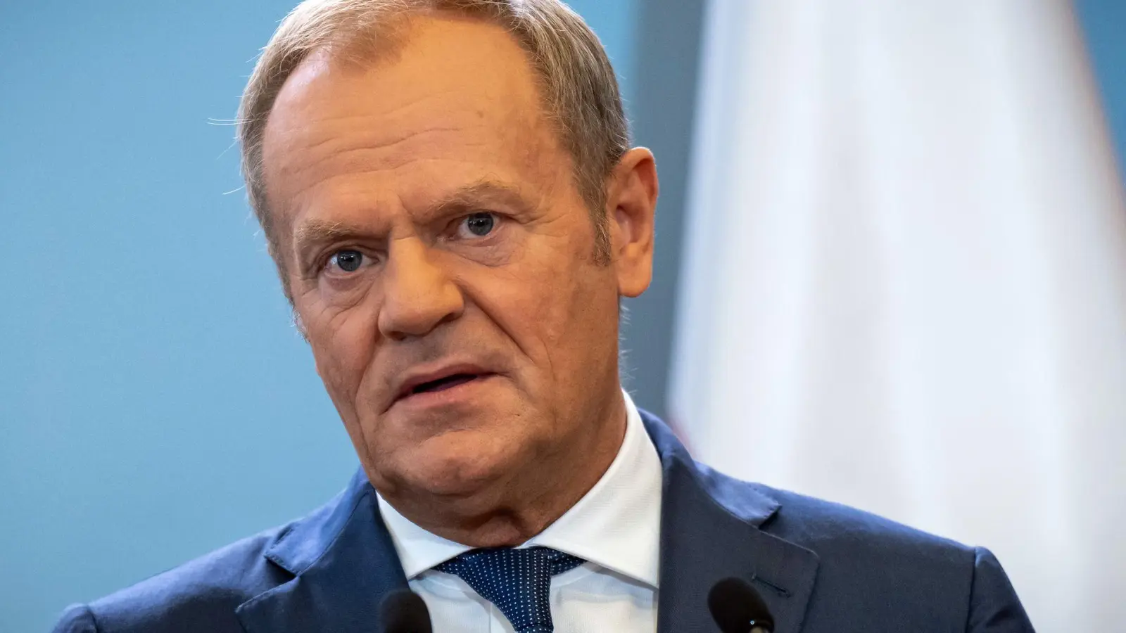 Polens Ministerpräsident Donald Tusk hat signalisiert, dass Israels Regierungschef Benjamin Netanjahu keine Verhaftung droht, sollte er an der Auschwitz-Gedenkfeier teilnehmen wollen. (Archivbild) (Foto: Michael Kappeler/dpa)