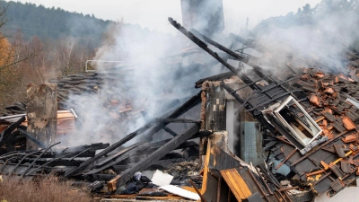 Die Feuerwehr war nach der Explosion in einem Wohnhaus in Chamerau auch am Nachmittag mit Löscharbeiten beschäftigt. (Foto: -/News5/dpa)