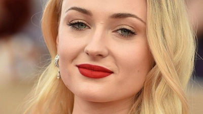 Die Dreharbeiten an der „Tomb Raider“-Serie wurden wegen einer Verletzung von Sophie Turner unterbrochen. (Archivbild) (Foto: Jordan Strauss/AP/dpa)