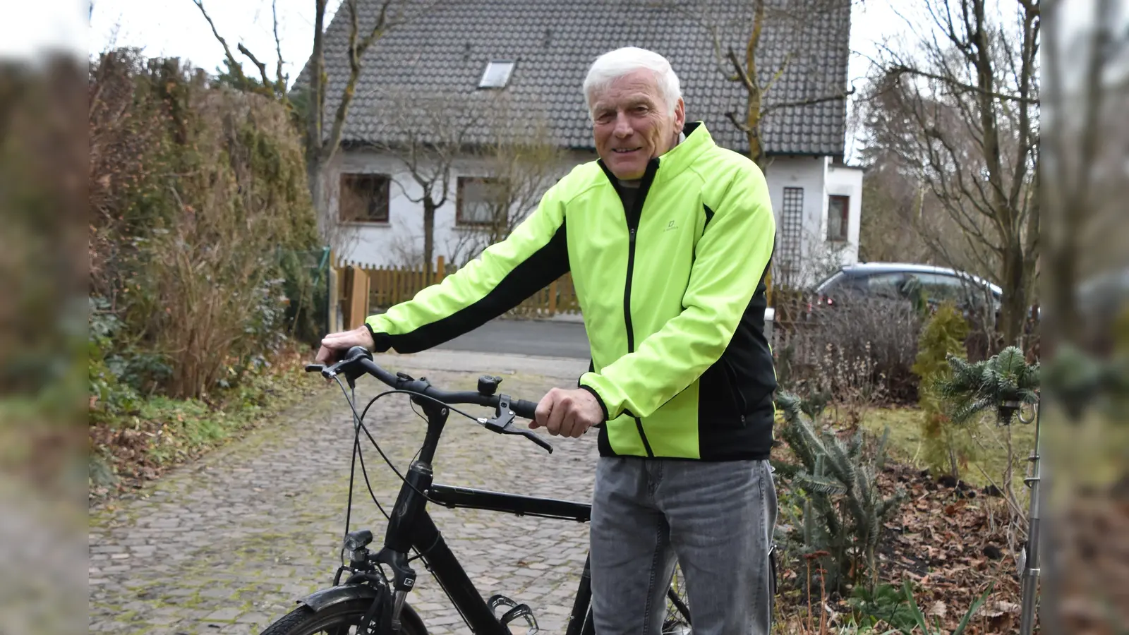 Günther Hackenberg hat es mit seinem Drahteseln rechnerisch inzwischen schon über zehnmal um den Globus geschafft. (Foto: Andreas Reum)