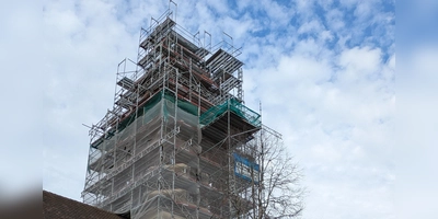 Die evangelische Kirche St. Martin in Schopfloch muss saniert werden. Nun hat sich herausgestellt, dass auch die Turmuhr repariert und in Teilen ersetzt werden muss. (Foto: Daniel Ganzer)