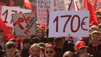 Die IG Metall begründet ihre Lohnforderung unter anderem mit den gestiegenen Lebenshaltungskosten der Arbeitnehmer. (Foto: Peter Kneffel/dpa)